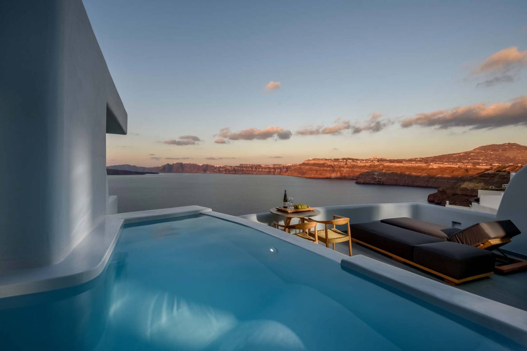 Avatar Luxury Suites Santorini  Luxury suites in Akrotiri Santorini   Official Site